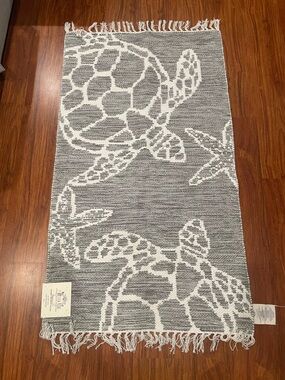 Brand New With Tag Accent Rug  Made India 3’x5’ Turtles Gray And White